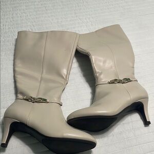 Karen Scott Cream Heeled Boots Minimalist Style